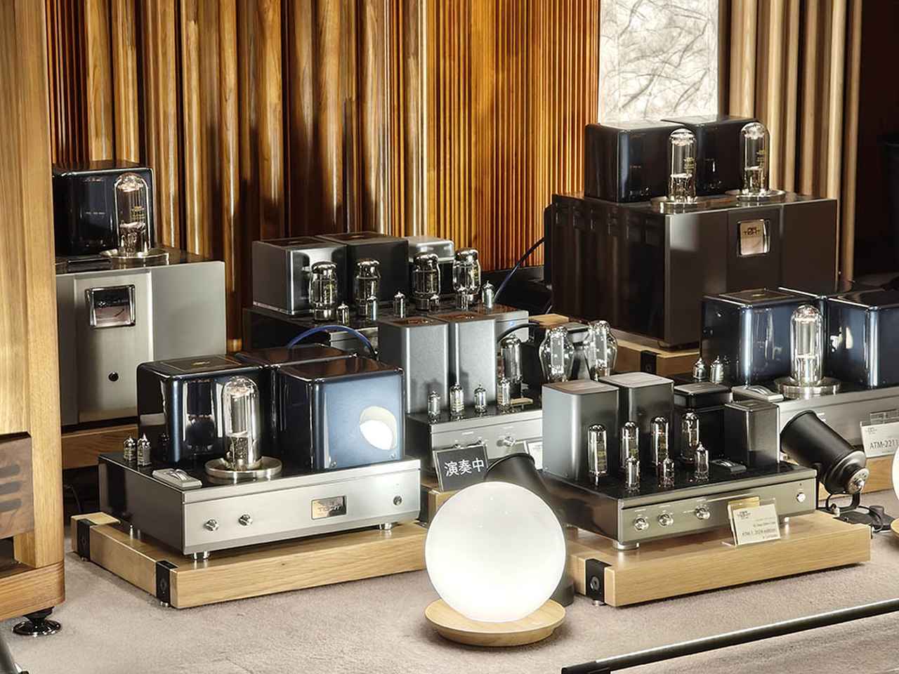 画像: 手前中央に鎮座するのが、新製品のエアータイト「ATM-1 2024 edition」(価格:¥1,419,000・税込)、2列目左右に配置されているのは、エアータイト「ATM-2211J」(価格:¥3,190,000/ペア・税込)、2列目中央に配置されているのが、エアータイト「ATM-300R」(価格:¥1,485,000・税込)、3列目左右に配置されているのは、エアータイト「ATM-3211」(価格:¥7,590,000/ペア・税込)、3列目中央に配置されているのは、エアータイトの「ATM-2Plus」