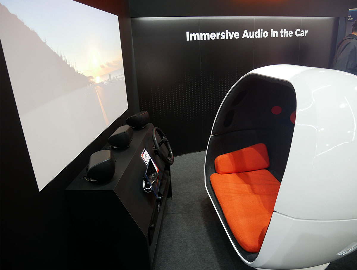 画像: サラウンドチェアを使って、車内の音楽試聴環境をシミュレーション。2chから7.1.4へのアップコンバートの効果は絶大です