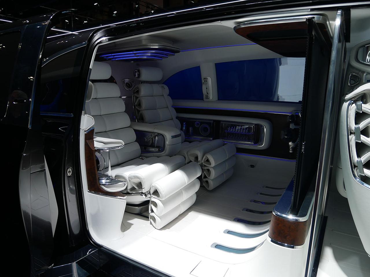 画像: 後部座席にはふたりがゆったり座って映像作品を楽しめる