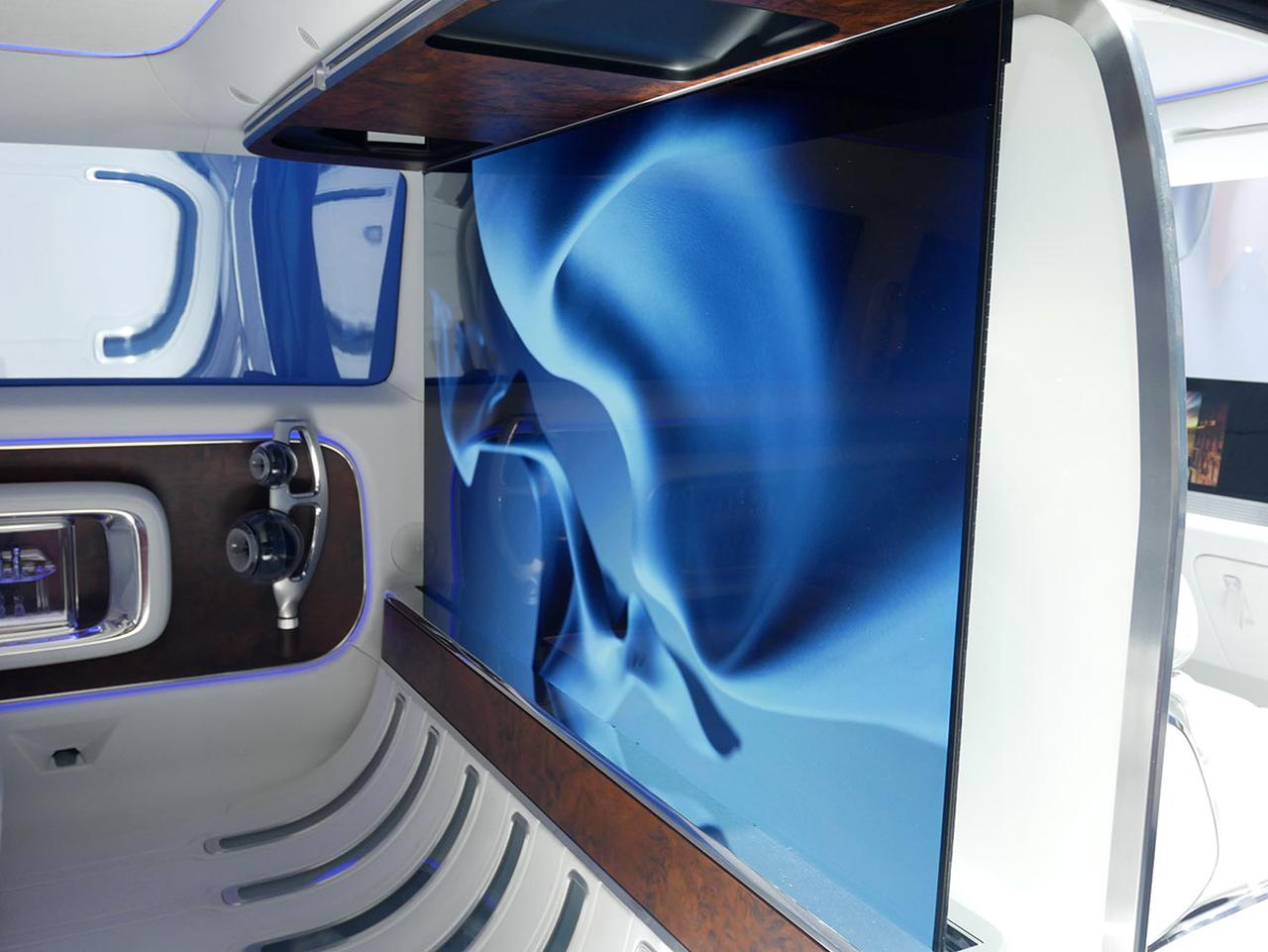 画像: 65インチの薄型ディスプレイが床面からせり出してくる様子はなかなか感動しそう