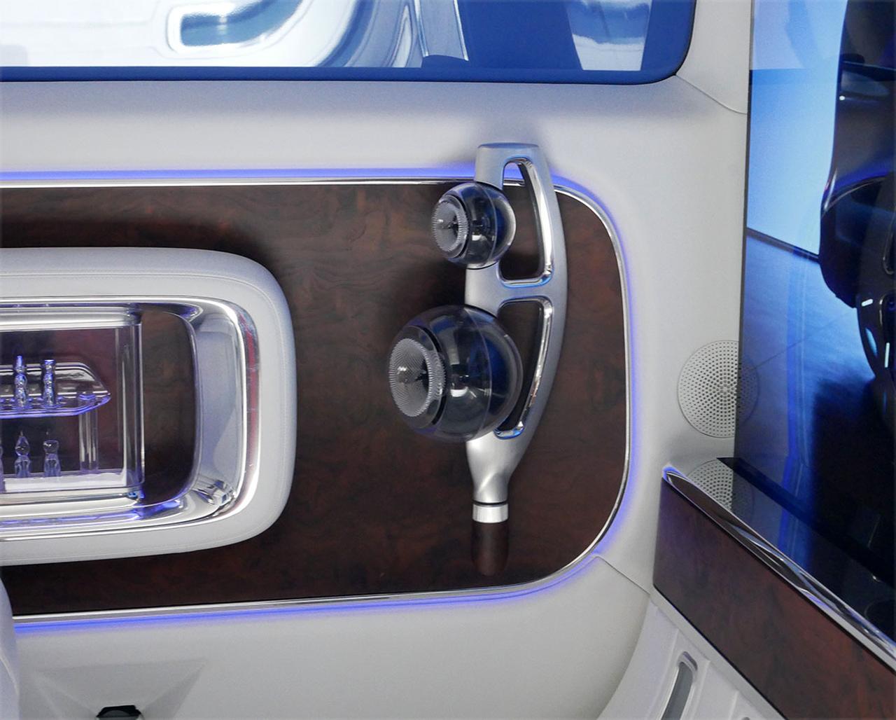 画像: フロントL/Rの位置に球形スピーカーを設置。車内には42チャンネルぶんのスピーカーが取り付けられているとのこと
