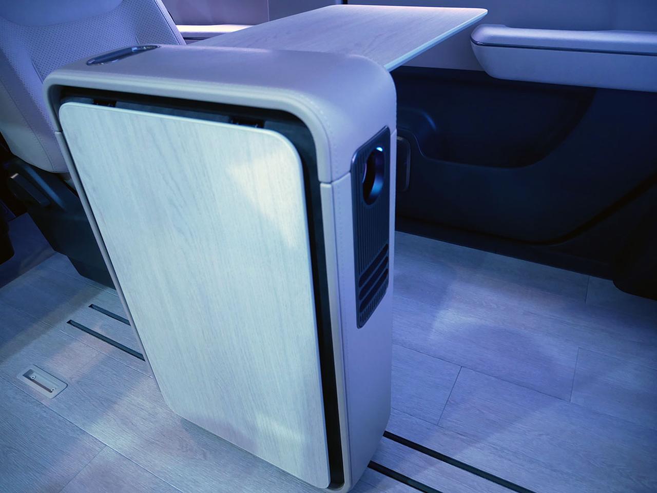 画像: プロジェクターはこのボックスに収納されている。手動で前後にスライドできるので、ボックスの位置に応じて見やすい画面サイズに調整可能