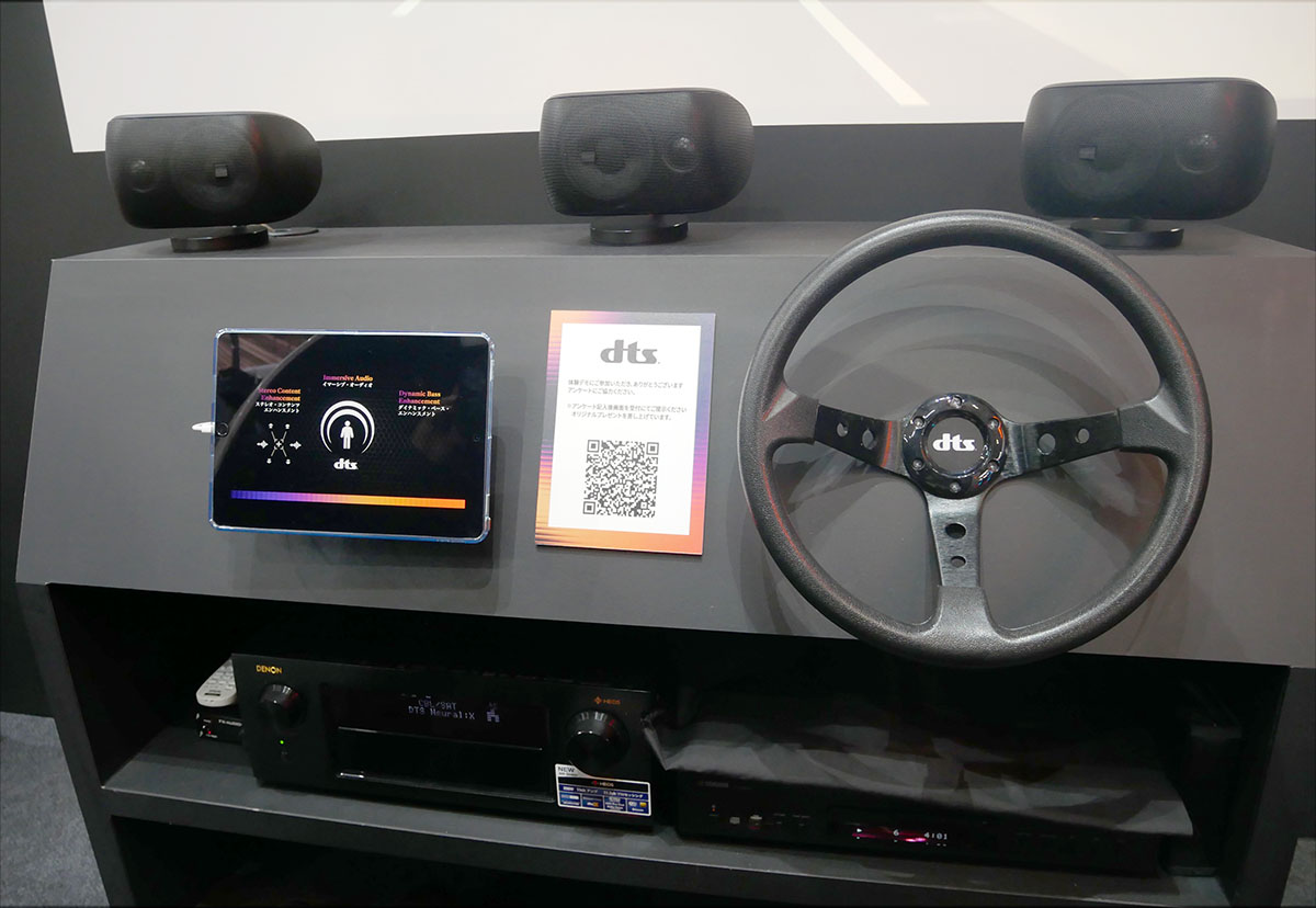 画像: フロント3chはサラウンドチェアではなく、前方の什器にセット。今回はシミュレーションとしてデノン製AVアンプのアップミックス機能を使っていた