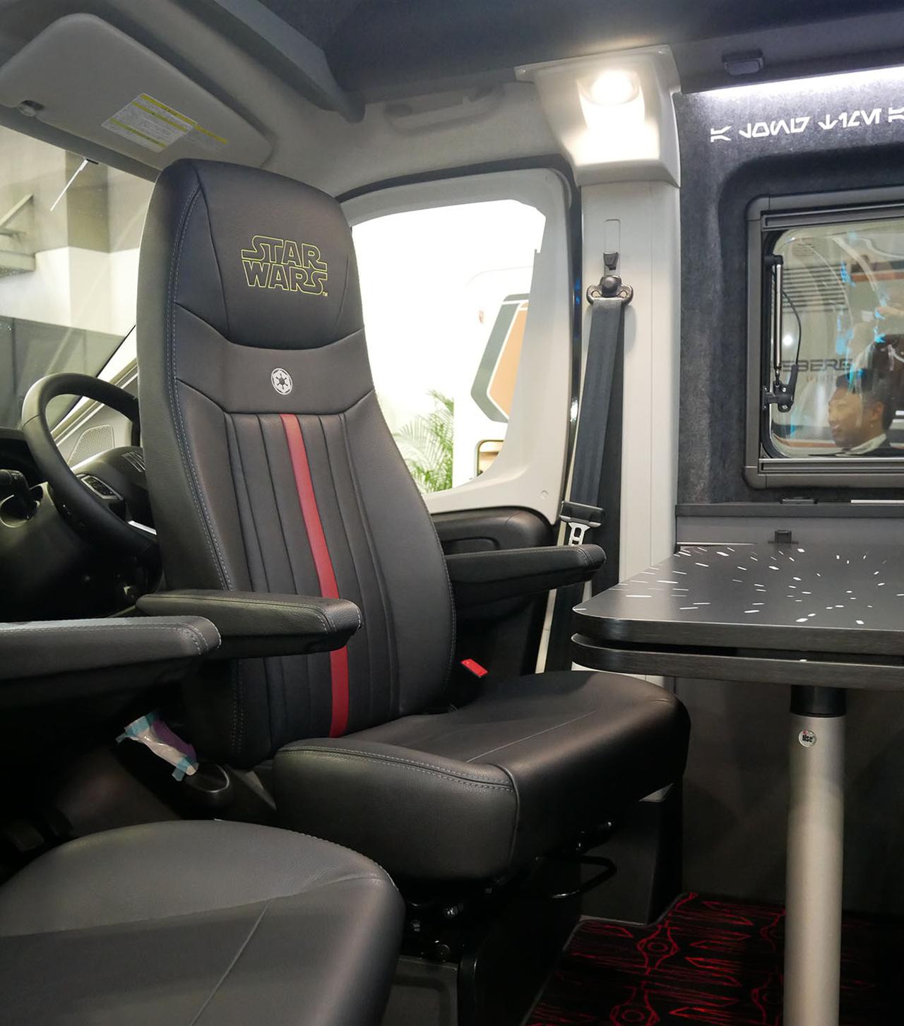 画像: 運転席や助手席は180度回転できる。本皮のカバーに「STAR WARS」のロゴや帝国軍のマークがあしらわれている