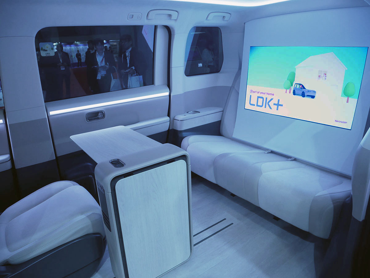 画像: 後部ウィンドウの前にスクリーンを下ろし、液晶プロジェクターで映像を投写する方式を採用