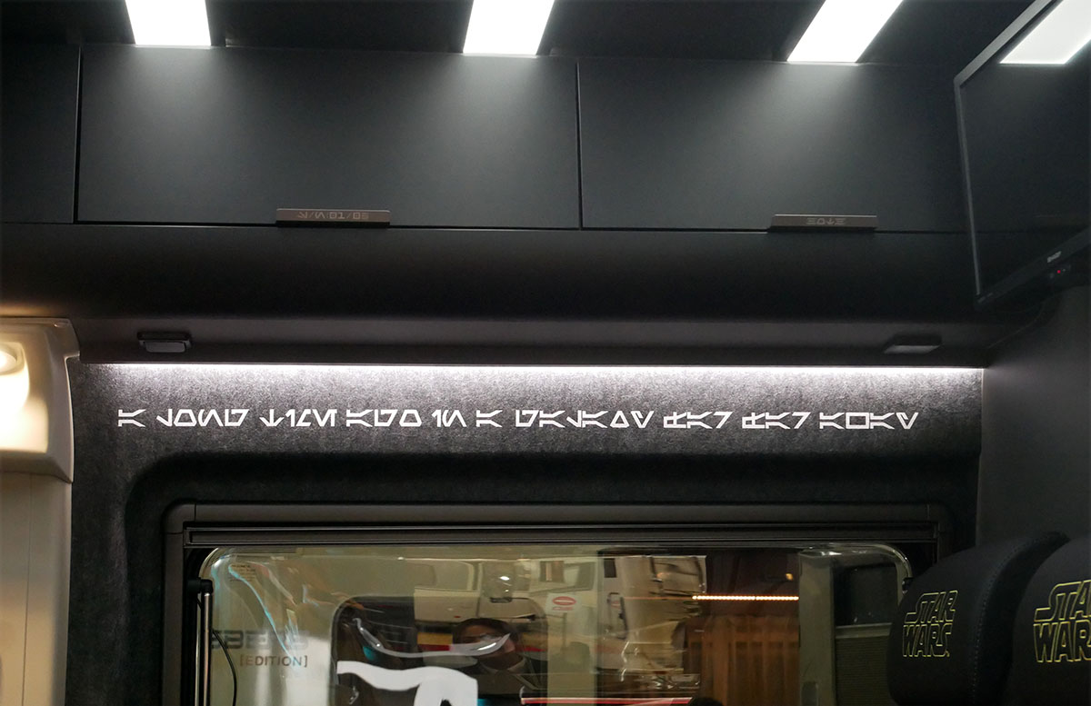 画像: 車内のいたるとことにオーラベッシュ文字や宇宙船のイラストが配置されている