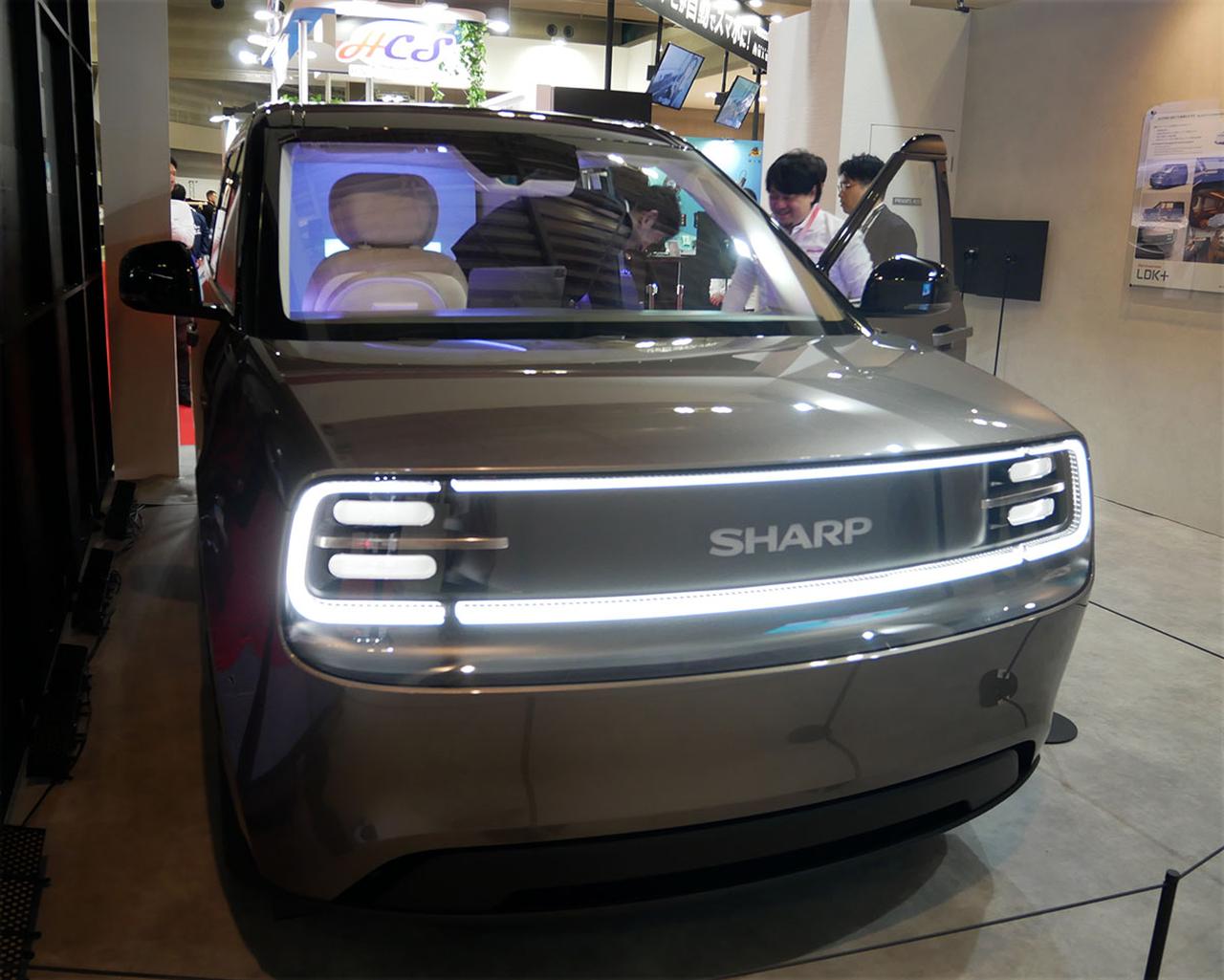 画像: シャープのLDK+コンセプトカー。フォックスコンの車体をベースに、内部をエンタテインメント空間に改装