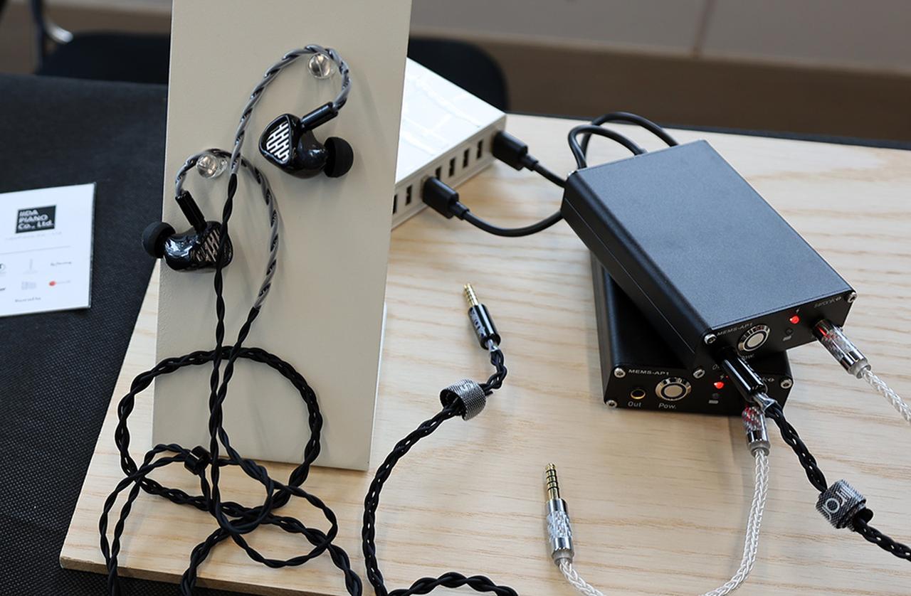 画像: ▲右の黒い箱が専用アンプ（付属は1台）