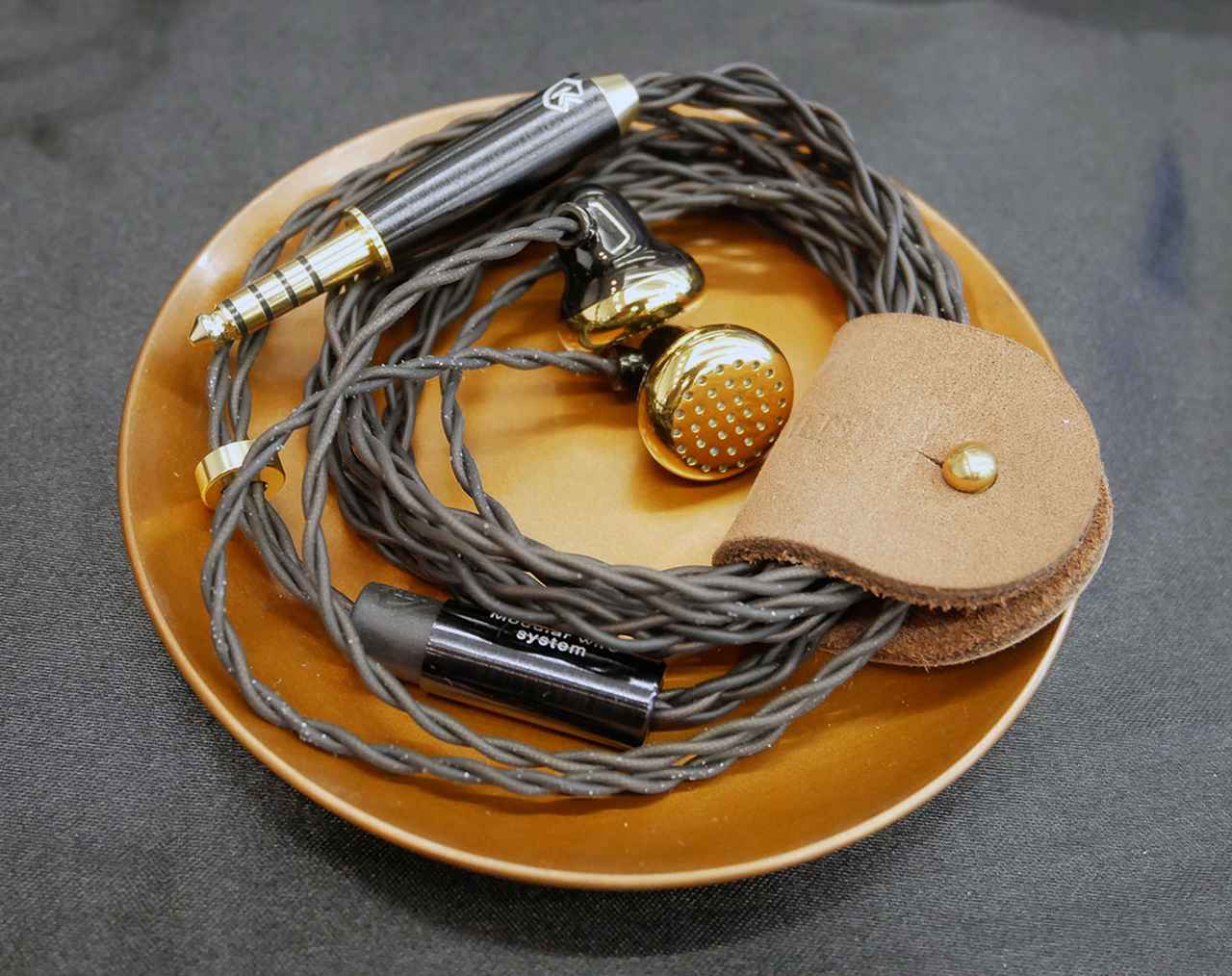 画像: 24金のエンクロージャーという他にない仕様の「Bell Black 卍（gold）」（写真）や、15.4mmのチタン振動板搭載の「DM7Ti」をラインナップ。どちらもひじょうにクリアーでキレのいいサウンドを再現していた