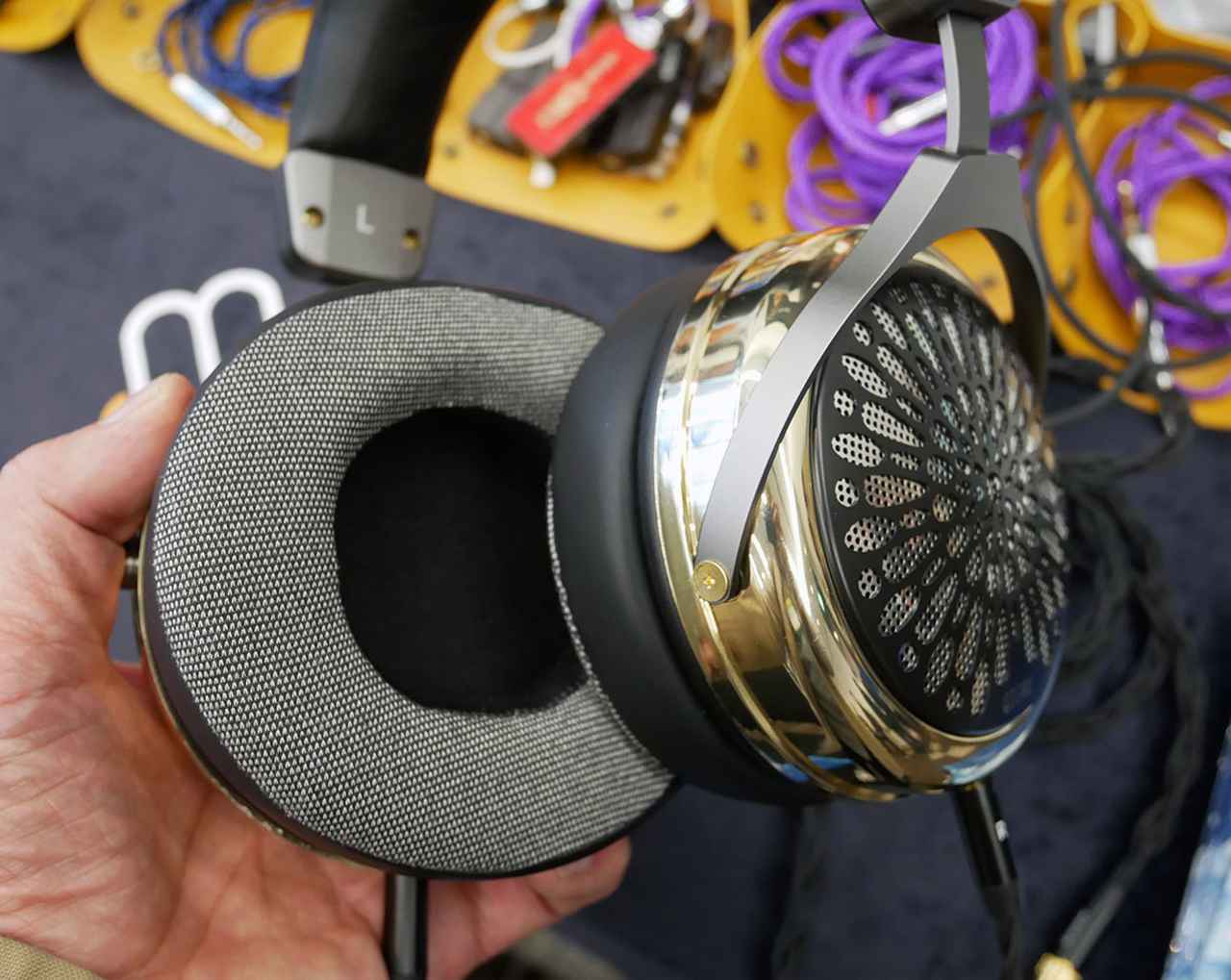 画像: 「妖聖」は2年の月日をかけて開発された１ミクロン厚の110mm平面駆動型振動板を採用したヘッドホン。イヤーパッドには子羊の革を採用する