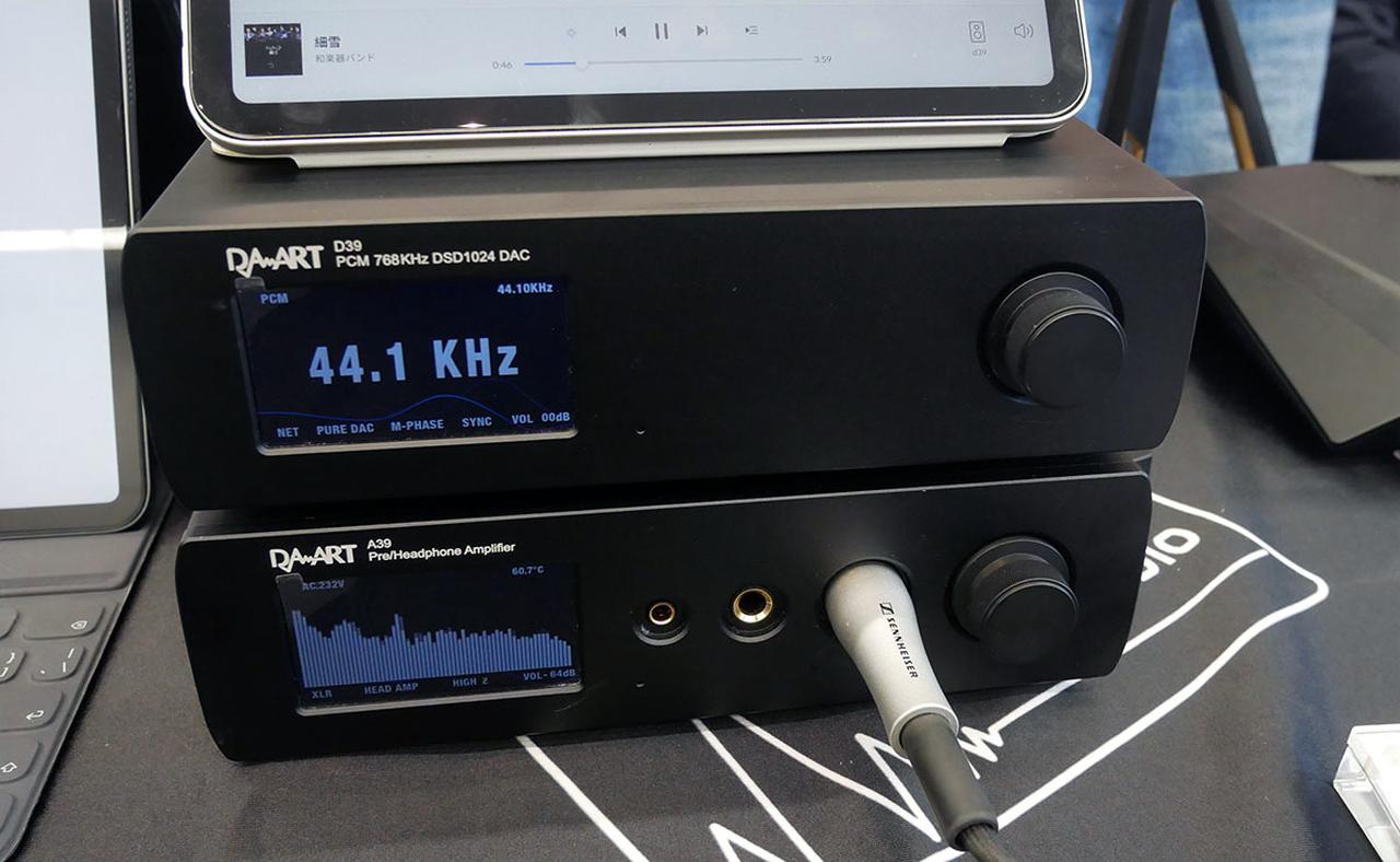 画像: 写真上段の「D39」は、最大768kHz/32ビットやDSD1024に対応したストリーミングDACで、下段「A39」はアナログ入出力のプリアンプ/ヘッドホンアンプ。ヘッドホン端子は4.4mmと6.35mmを搭載する