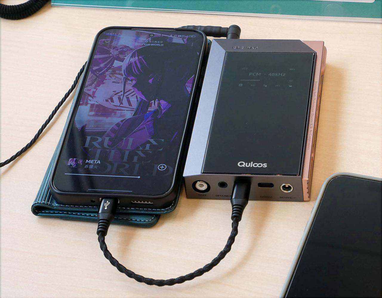 画像: 独自開発したR2R DACを搭載したポータブルプレーヤー「MUB5」（写真右）も展示され、多くの来場者が音質チェックに列を作っていた。この他にもESSのES9038PROチップを採用する「QA390MOD」なども並んでいた