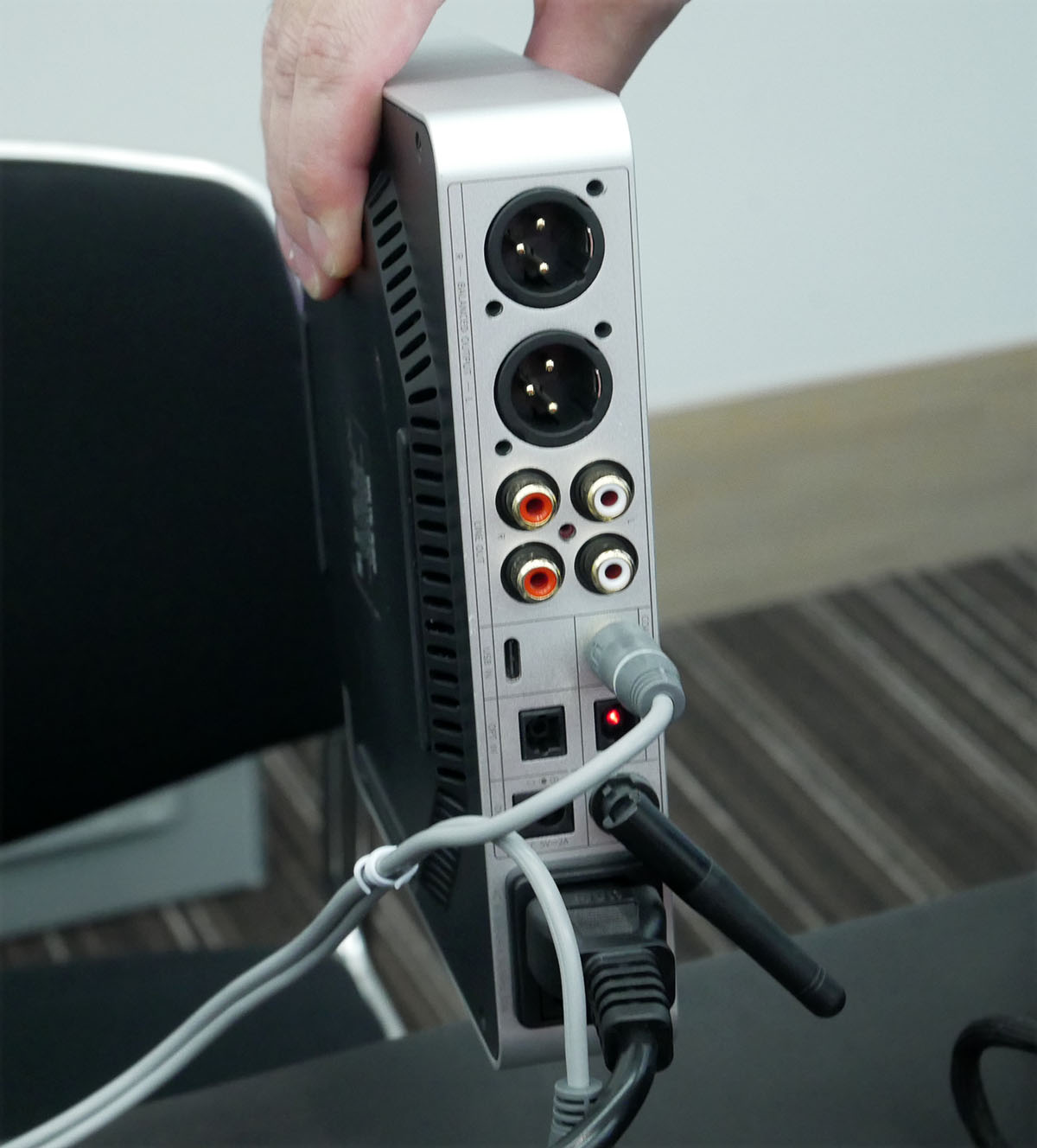 画像: XLR/RCAのアナログ出力を搭載する。デジタル端子は光/同軸の入出力とUSB Type-Cというラインナップ