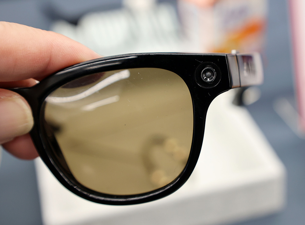 画像: ▲フレームの両端にカメラを内蔵。動作中（撮影中）にはライトが点く仕様