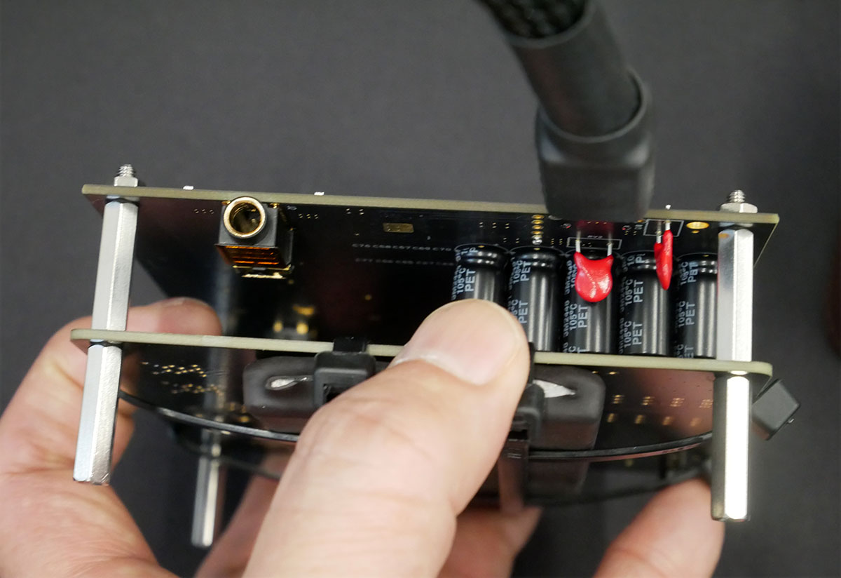 画像: 電源はUSB Type-Cによる給電（写真右）を採用。コンデンサーに電力を蓄えておくことで、低音再生時に必要になるパワーを補っている