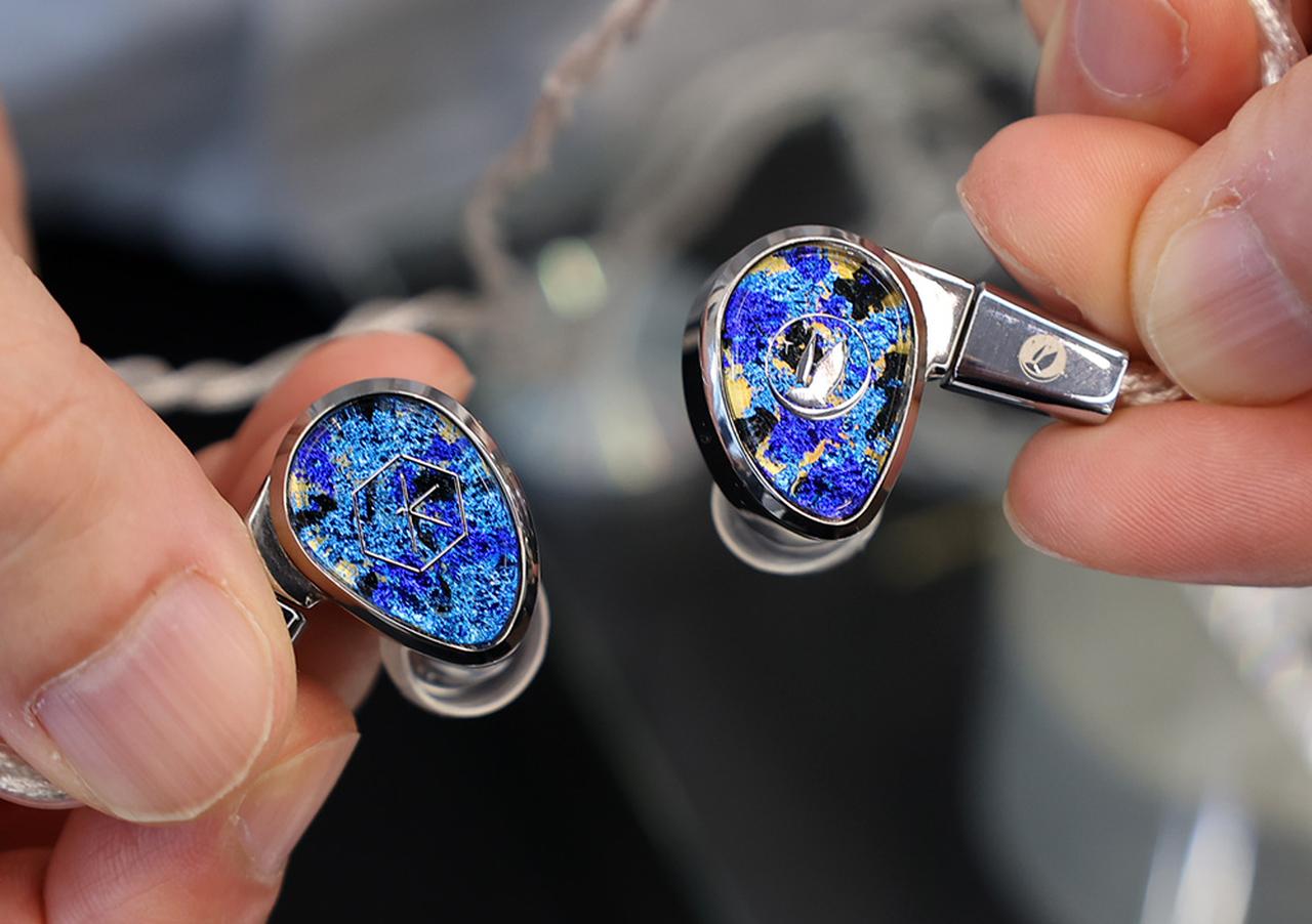 画像7: 【秋のヘッドフォン祭2025　リポート06】Bowers ＆ Wilkinsは新旧ワイヤレスヘッドホンの聴き比べも展開。DENON・Bowers ＆ Wilkins／アユート