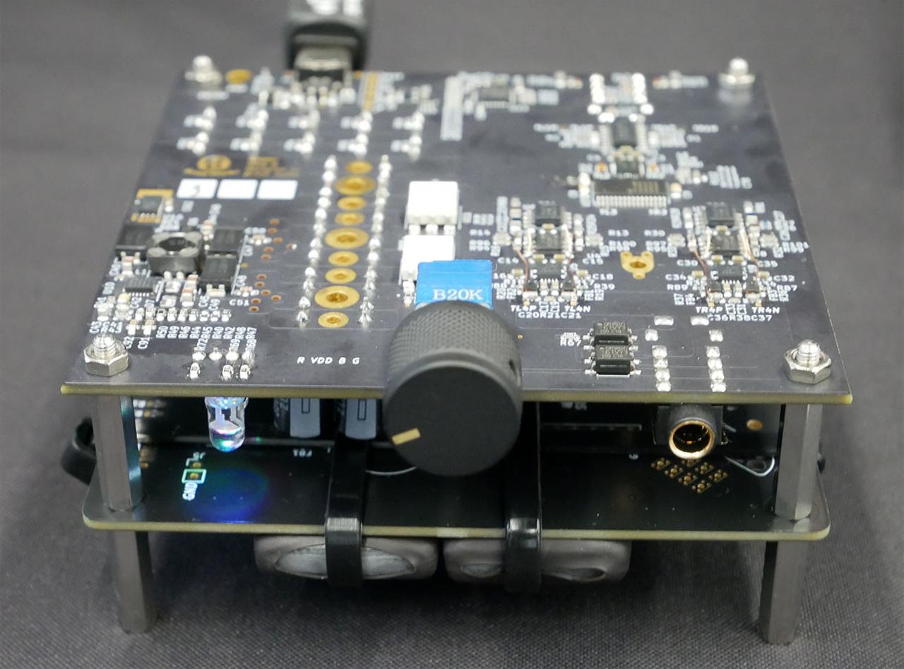 画像: 卓上コンパクトヘッドホンアンプの試作機。入出力をアナログのみに限定し、リレーを使わない回路構成にすることで音質向上を図ったとのこと