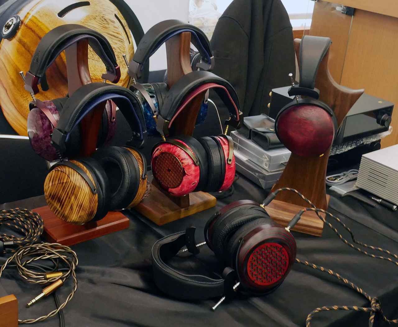 画像: ZMFブランドのヘッドホンがずらりと並ぶ