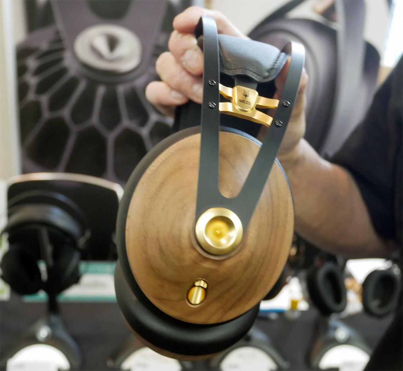 画像: 「99 Classics 2nd Gen」には、USB Type-CアダプターやOFCヘッドホンケーブルも付属する。また今回からMade in Rumaniaとなった