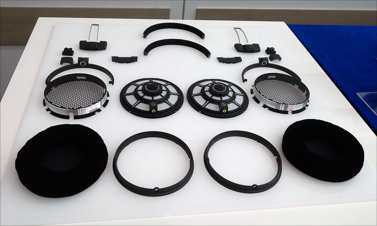画像: ブースの入口には「ATH-ADX7000」のパーツも展示されていた