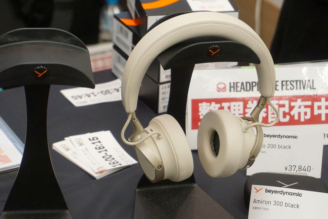 画像: 日本未発売の密閉型ワイヤレスヘッドホン「AVENTHO 100」を参考出展。カラーバリエーションはブラック、ブラウン、ミルキーホワイトの3色展開を予定している