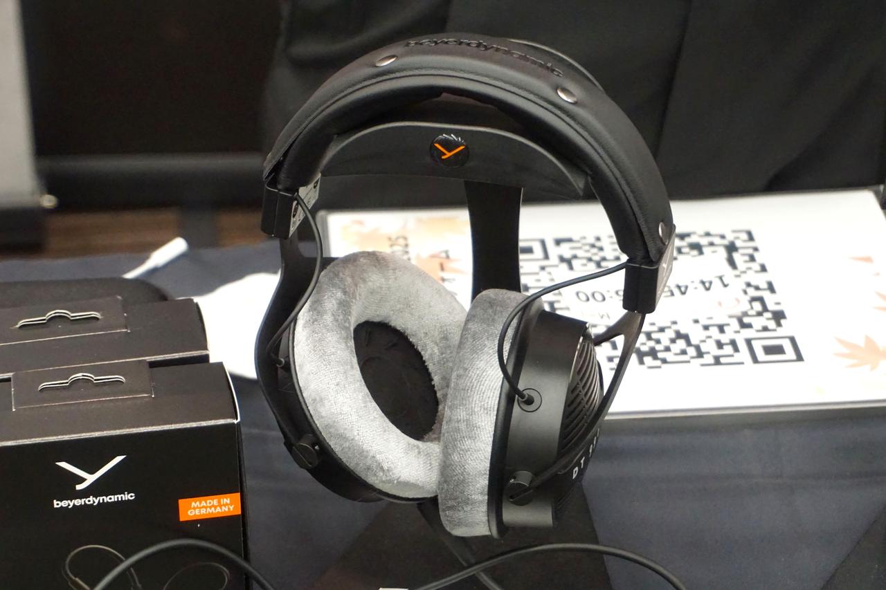 画像: 11月1日に発売されたオープン型スタジオ・ヘッドホン「DT 990 PRO X」。プロの制作現場からリスニングまで幅広く活躍できる、beyerdynamicの新たな定番モデルを目指したという