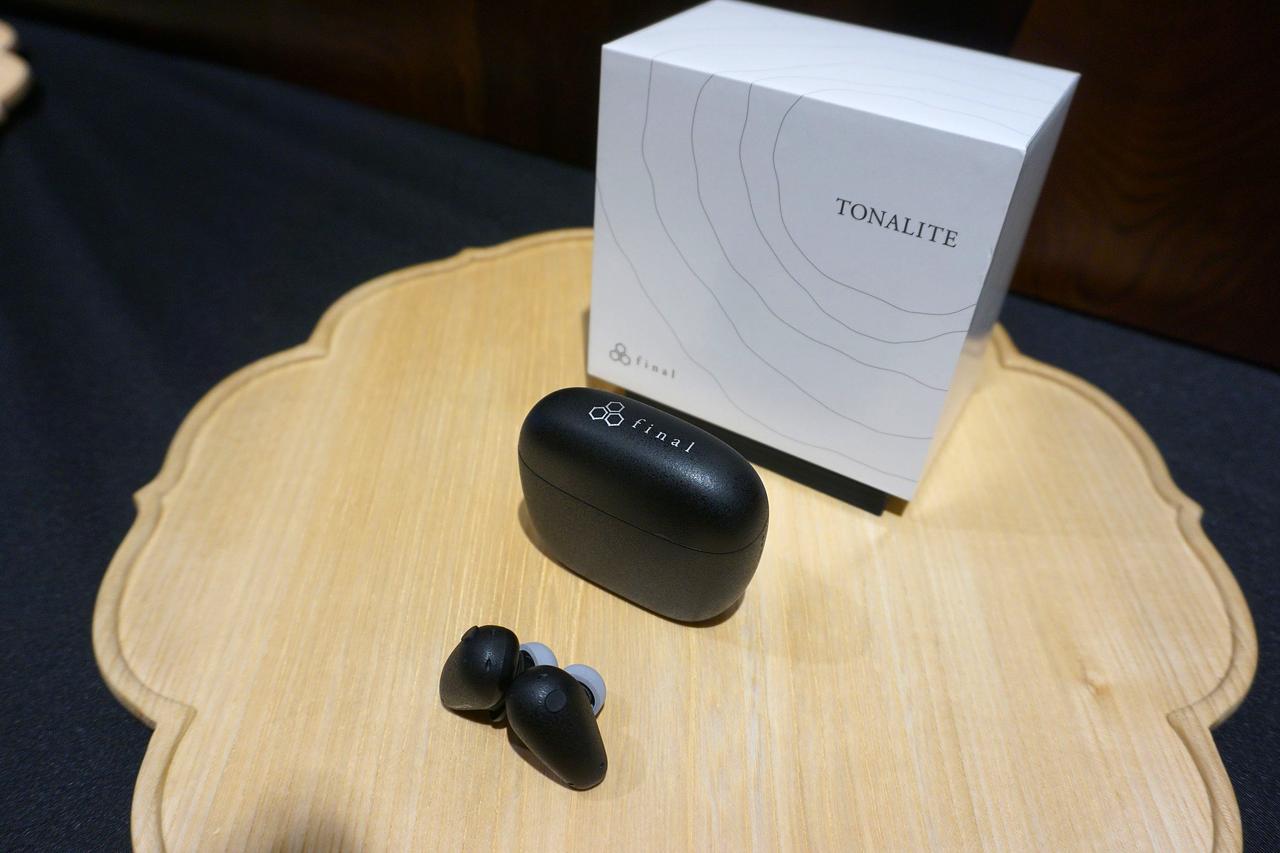画像: 新フラッグシップワイヤレスイヤホン「TONALITE」。身体の形状をスキャンして音色を最適化させるfinal独自の技術「DTAS」を搭載したモデル。当日は事前登録者限定で「TONALITE」のスキャンを体験できるイベントを開催していた。一般販売の予定価格は￥39,800前後で、11月よりGREENFUNDINGでクラウドファンディングを開始する予定となっている