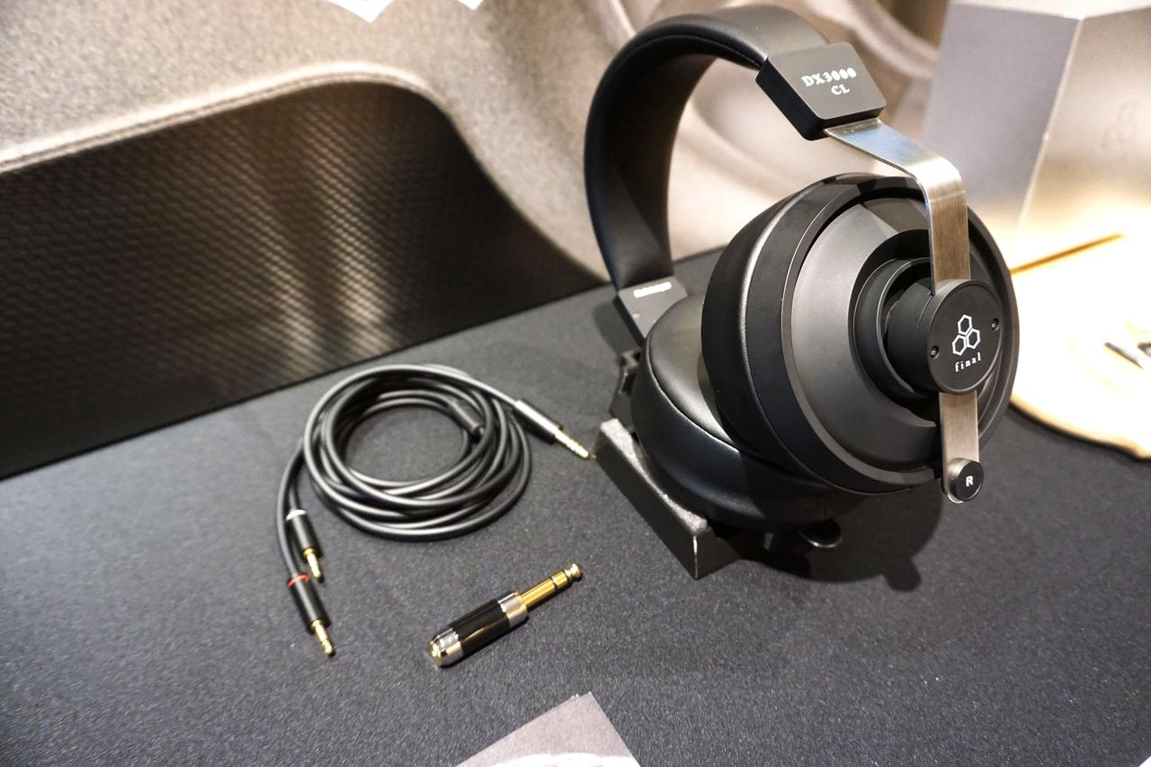 画像: 11月下旬発売予定のDXseries密閉型最新モデル「DX3000CL」を初出展。当日はブースで試聴することができた