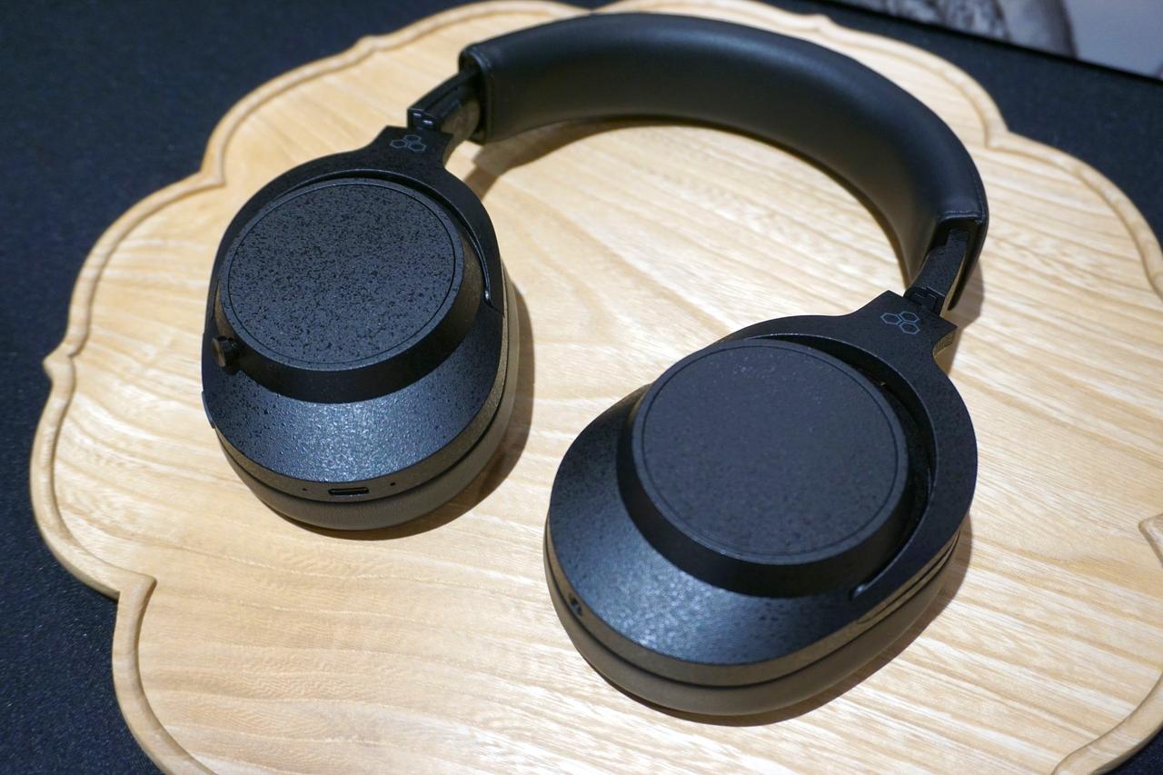 画像: 「A10000」と同じく先月末に発売されたワイヤレスヘッドホン「UX5000」。価格は￥32,800（税込）。「A10000」の開発過程で得た特製と聴感に関する知見を投入して、音質に細部までこだわった製品とのこと