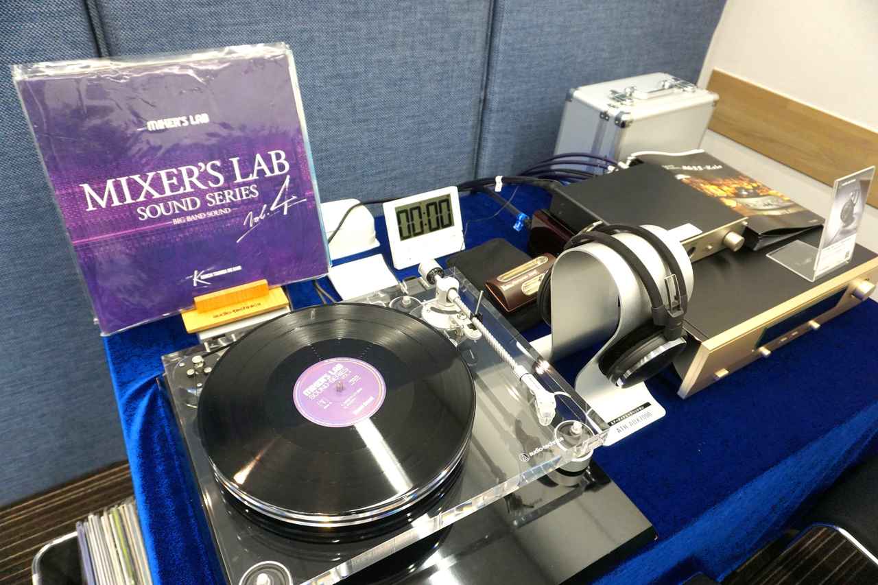 画像: 「ATH-ADX7000」の試聴ブース。再生環境はレコードやストリーミング再生まで用意。さらに試聴ブース毎に異なるヘッドホンアンプを用意していた。アナログレコードの試聴ブースでは、弊社ステレオサウンド社の音楽ソフト「MIXER’S LAB SOUND SERIES Vol.4」の楽曲で「ATH-ADX7000」を試聴することができた。ターンテーブルはオーディオテクニカの「AT-LPA2」￥330,000（税込）。カートリッジも同社の「AT-OC9XEN」￥49,500（税込）。ヘッドホンアンプはマス工房の「model 433」という組合せ