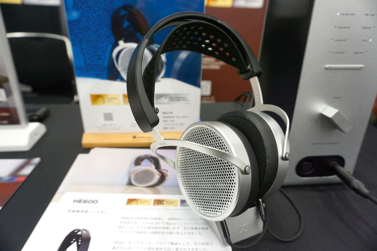画像: 「HE600」は、2012年に発売されたフラッグシップモデル「HE6」の後継モデル。振動板やマグネット、ヘッドバンドに最新技術を投入してアップグレードしたモデルとのこと