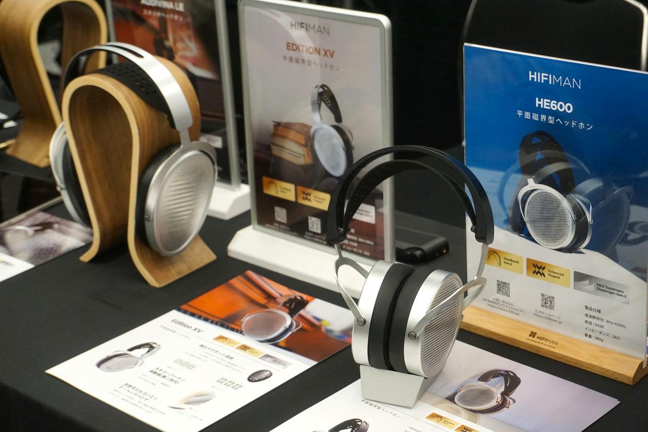 画像: 平面磁界駆動型ヘッドホンの「Edition XV」（写真左）と「HE600」（写真右）。価格は「Edition XV」が￥63,800（税込）、「HE600」が￥126,500（税込）