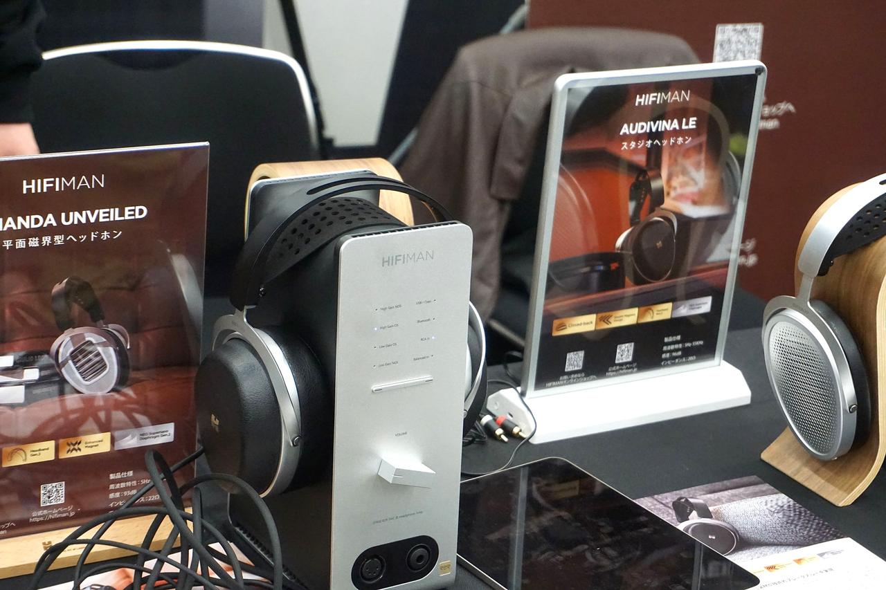 画像: ウィンドウシェード型のグリルを取り除いたUnveiled型設計の「ANANDA UNVEILED」（写真左）とスタジオヘッドホンの「AUDIVINA LE」（写真右）。価格は「ANANDA UNVEILED」が￥86,900（税込）、「AUDIVINA LE」が￥63,800（税込）