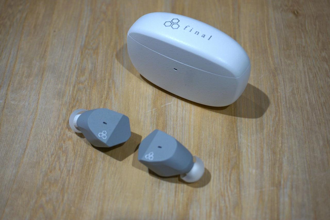 画像: ASMR（Autonomou Sensory Meridian Response）の試聴に特化してチューニングされたワイヤレスイヤホン「ZE3000 for ASMR」。ASMRによる癒しの質を最大化するためだけに存在するイヤホンを創りたいという想いから開発がスタートされたという。繊細な音表現に特化しており、ラジオや配信動画などのコンテンツとの相性が良いとのこと。11月4日から年明け1月15日までの期間で、クラウドファンディングのGREEN FUNDINGでプロジェクトを行なう。価格は、一般販売価格が￥19,800のところ、GREEN FUNDINGでは、約19％OFFの¥16,058から予約販売をしている。