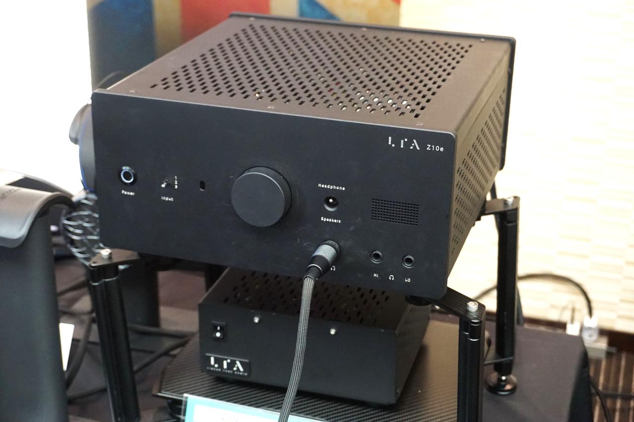 画像: LTAの静電型ヘッドホンドライバー「Z10e」。平面磁界型や標準ダイナミック型など、様々なヘッドホンの駆動が可能。価格は￥1,100,000（税込）