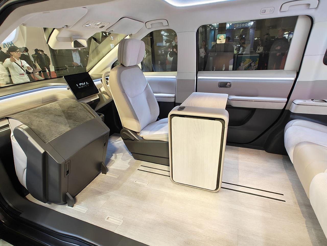 画像: 中央に設けられたコンソールボックス。収納されたテーブルを広げれば、リビングのできあがりだ