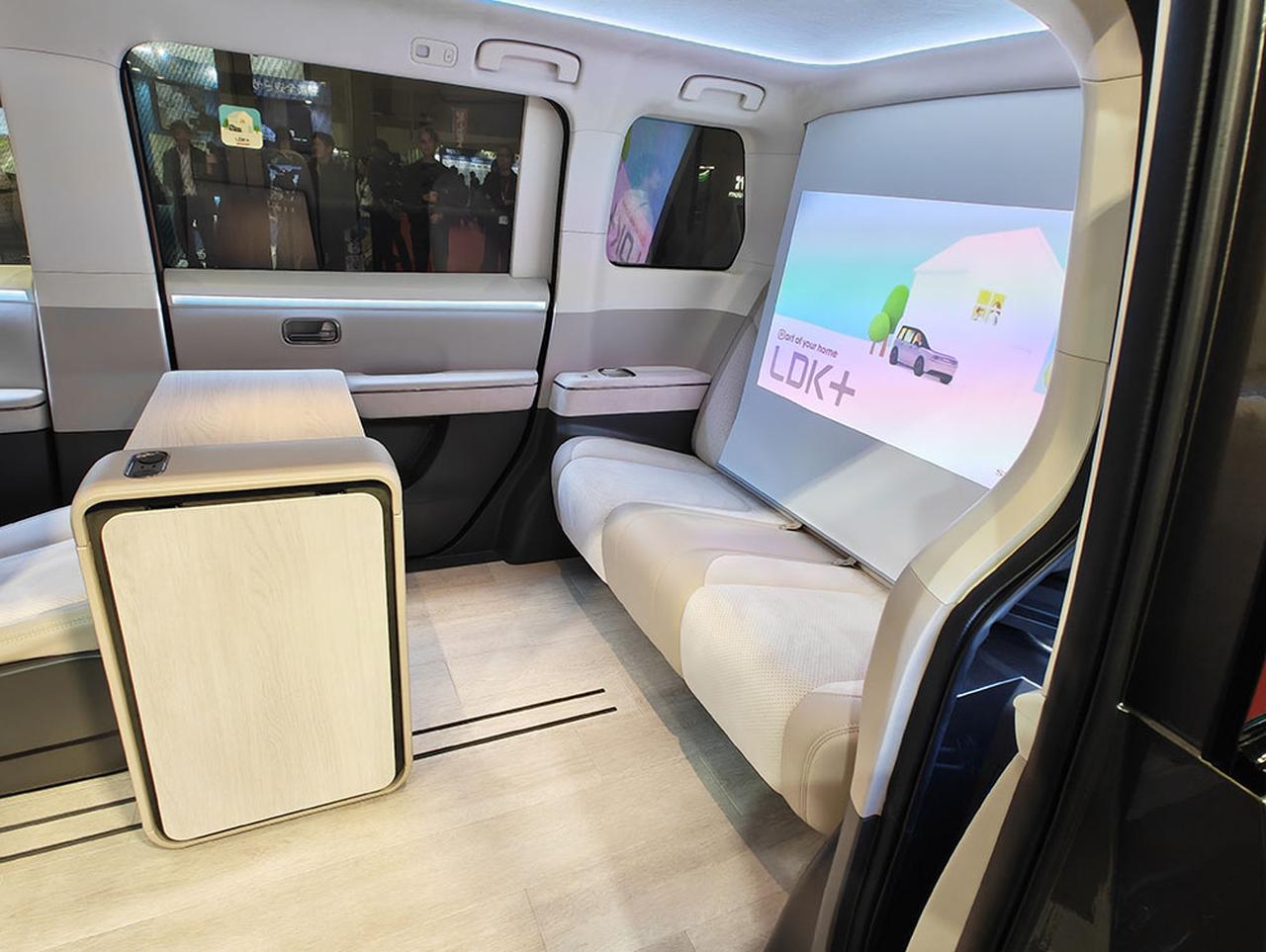 画像: 後部座席の上部に設けられたスクリーンを下せば、映画を楽しんだり、大画面でオンライン会議をしたりもできる