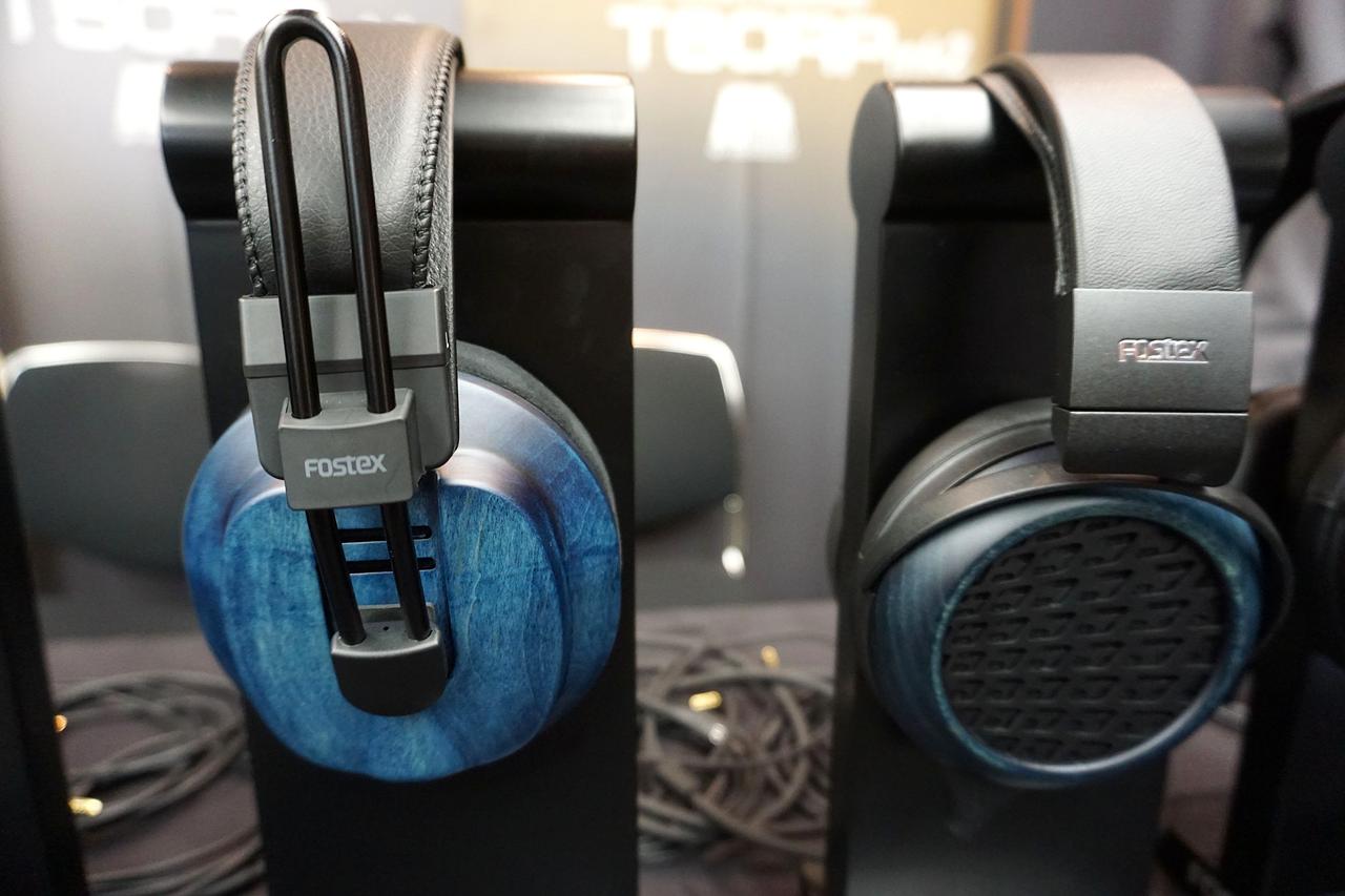 画像: 10月に発売されたばかりのFostexの密閉型ヘッドホン「T60RPmk2ai」（写真左）とオープン型のプレミアムヘッドホン「TH1100RPmk2」（写真右）。どちらのモデルも日本伝統の本藍で染め上げられたハウジングが美しい。価格は「T60RPmk2ai」が￥132,000（税込）、「TH1100RPmk2」が￥418,000（税込）
