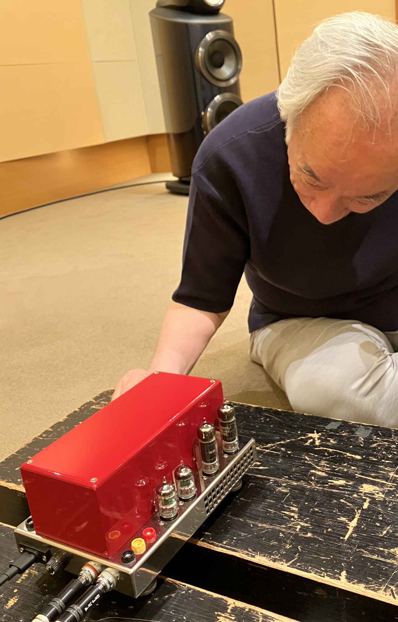 画像: 本体シャーシとトランスケースともステンレス製で、瀟洒な縦長シェイプでまとめられている。スピーカー出力端子はバナナプラグに対応する。