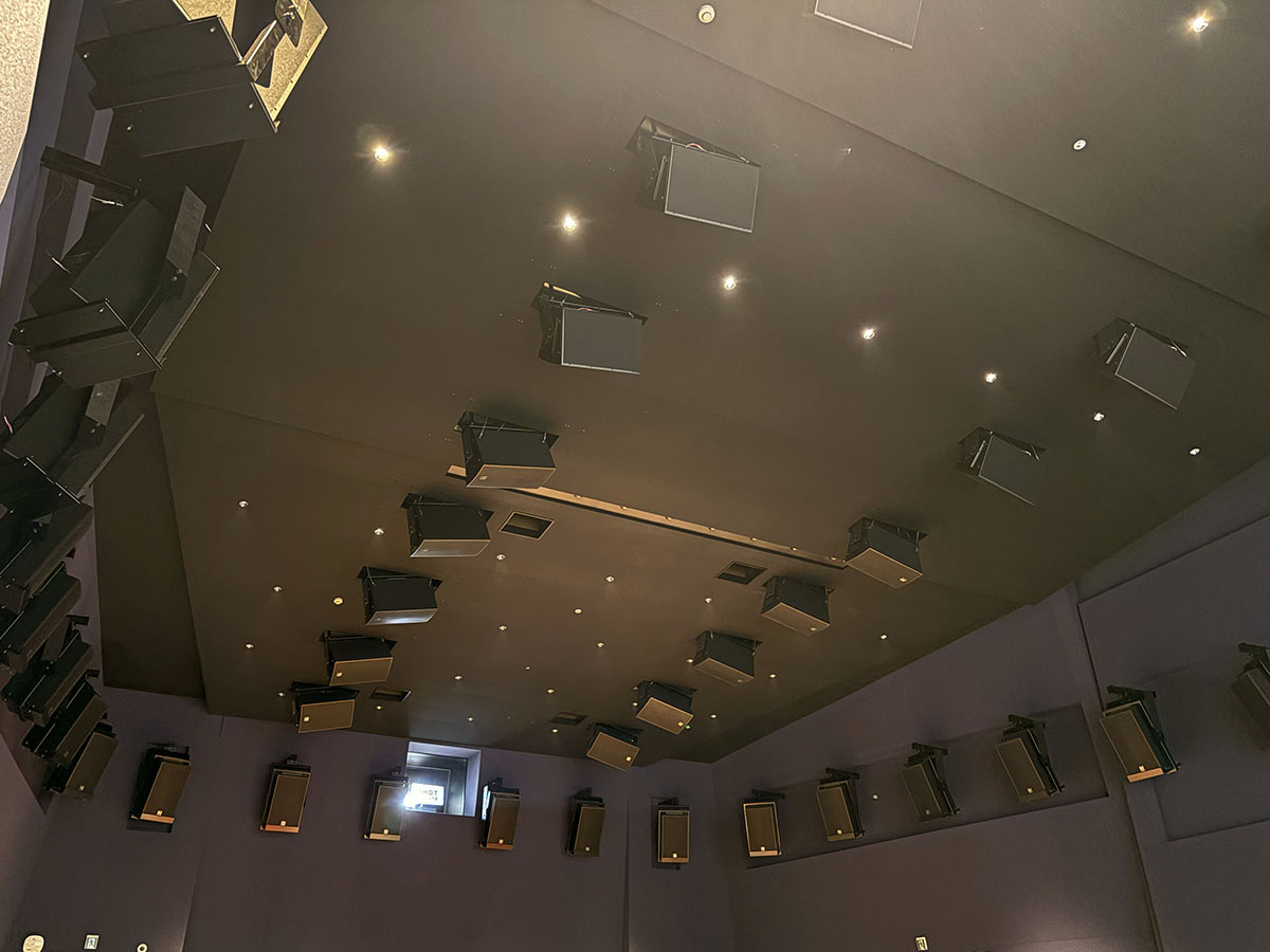 画像: 天井には左右各9個のスピーカーが取り付けられている。これらの設置角度もすべて最適な値に調整されているとのこと
