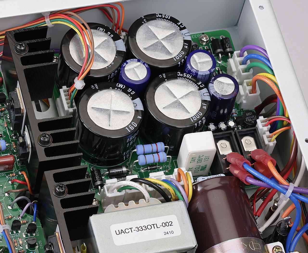 画像: 電源部整流回路を見る。右上が整流直後のフィルターコンデンサー。電源部はパワーリレー2基による突入電流抑制とリモート制御による電源ON／OFFに対応する。
