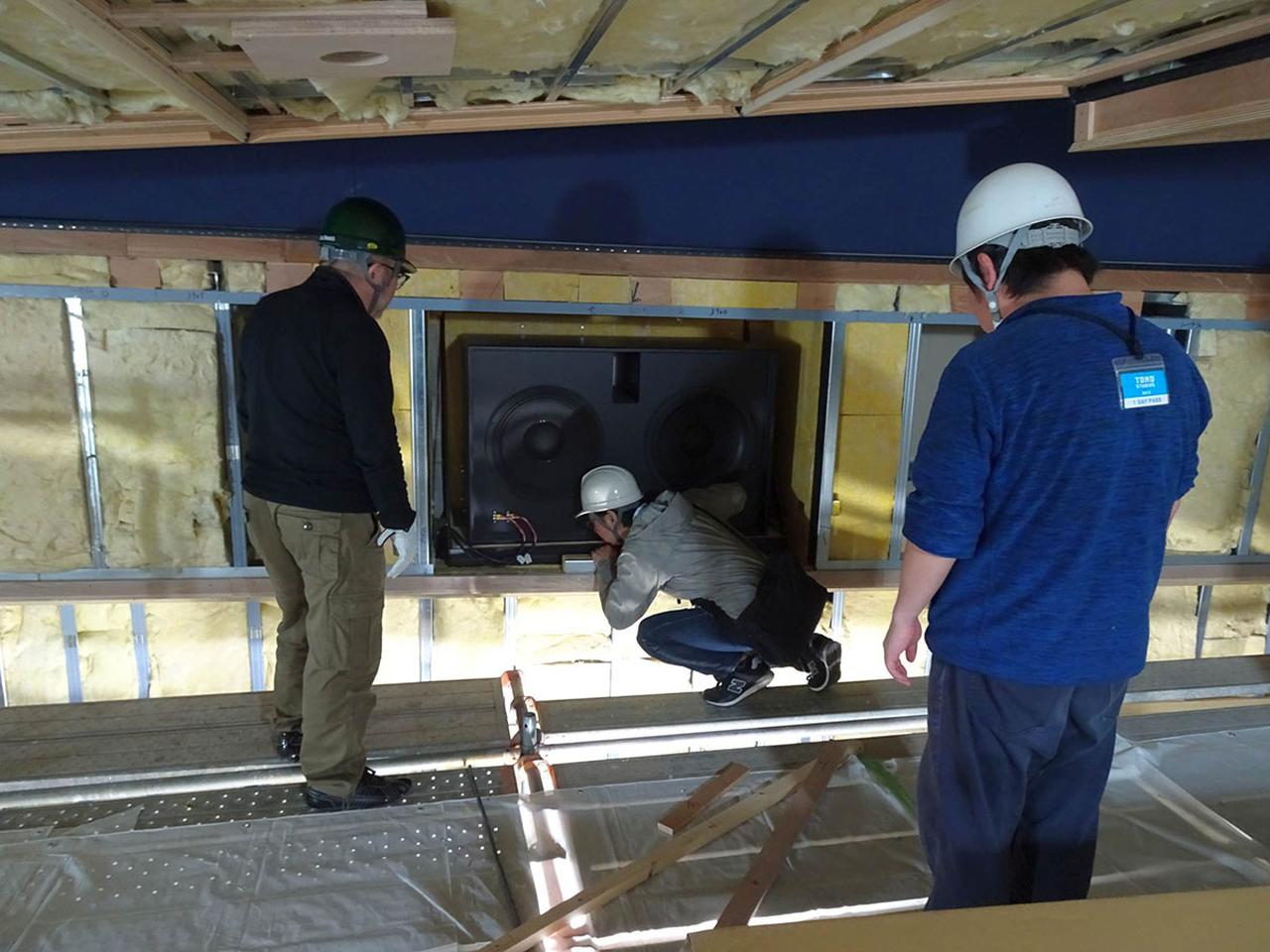 画像: ダビングステージ1の改装工事の様子。天井スピーカーに加え、サラウンド、サラウンドバックスピーカーもすべて入れ替えているとのことで、かなり大規模な改装になったようです