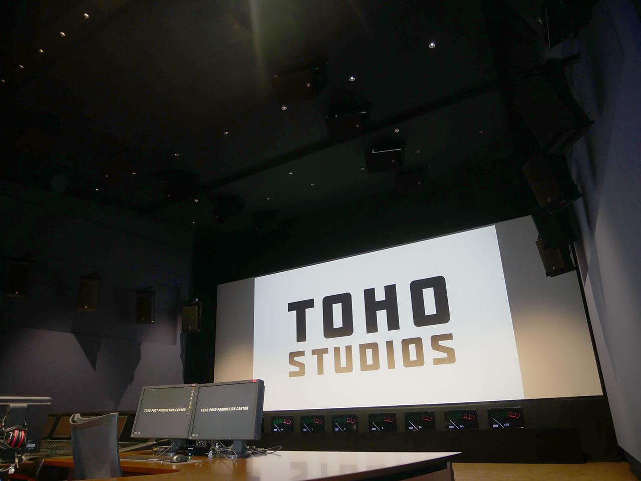 画像: 小型映画館ほどのサイズを備えたダビングステージ1。スクリーンは幅10.8×高さ4.5mという大きさで、フロントL/C/Rスピーカーやサブウーファーはその裏に配置されています