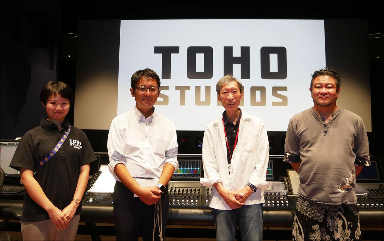 画像: 取材に協力いただいた皆さん。写真に向かって、潮さんの左がTOHOスタジオ株式会社 ポストプロセンター ポストプロ営業部長 兼 ポストプロ営業課長の早川文人さんで、その隣がポストプロセンター サウンド部 テクニカルクルー 中村日菜乃さん。右がポストプロセンター サウンド部 シニアテクニカルマネージャー 竹島直登さん