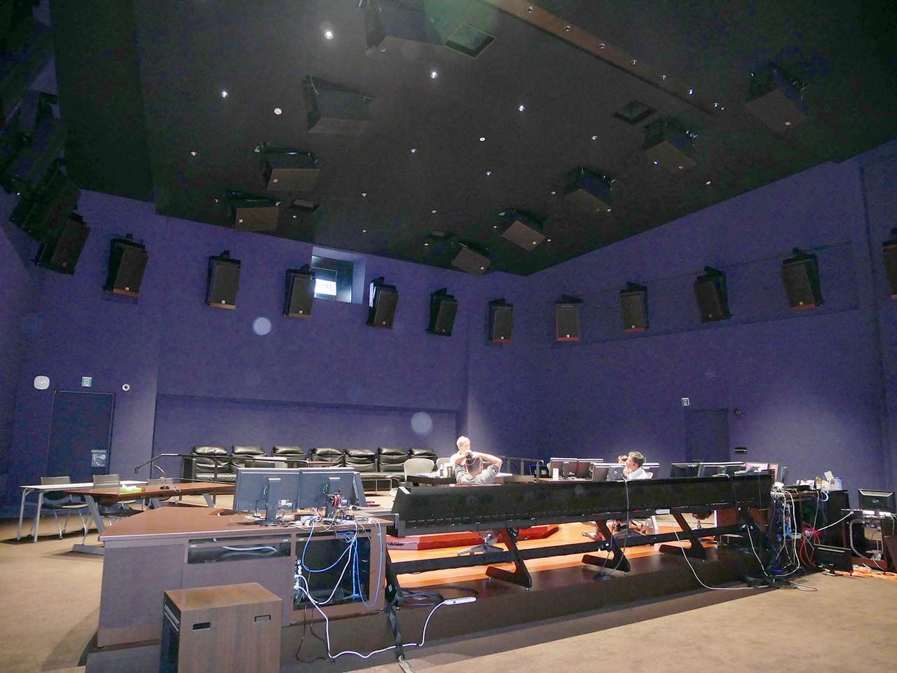 画像: サラウンドとサラウンドバックスピーカーも、トップスピーカーと同じエレクトロボイス「EVF-1152D-99」に入れ替えた。これは同じく東宝スタジオのダビングステージ2と共通とのこと