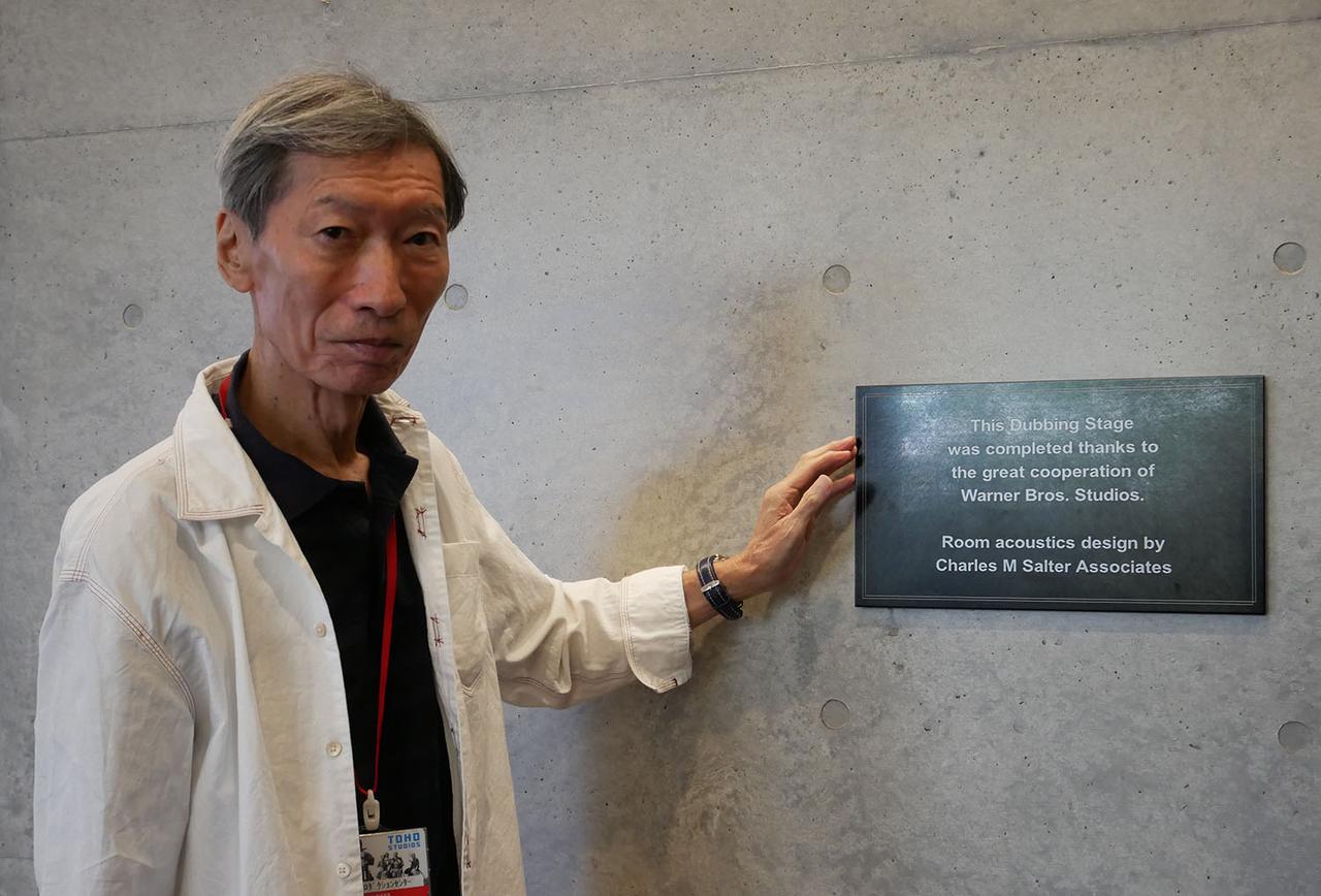 画像: ダビングステージ1の入口にて。右のプレートにはワーナー・ブラザースとソルター社への謝辞が刻まれています　「資料提供：TOHOスタジオ」
