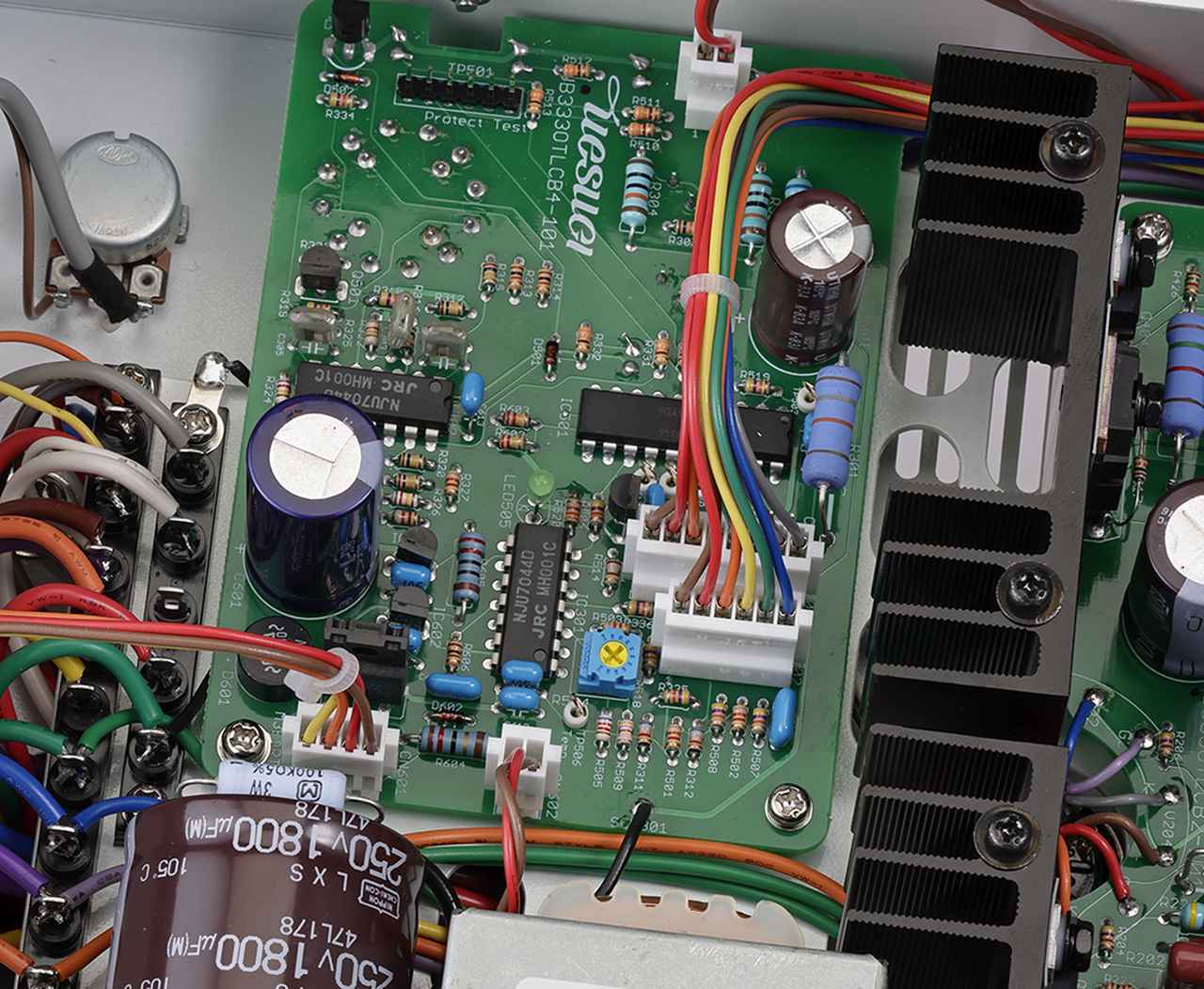 画像: 制御回路部は、マイコンを搭載し、電源投入回数、通算通電時間、個別の保護回路の発動回数や出力管のプレート電流の累積計測値を記録する機構を装備する。