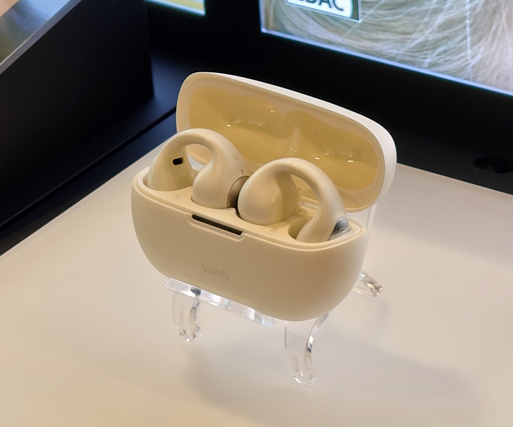 画像: カラーバリエーションは、ニュートラルホワイトとナチュラルブラックの2色を用意。連続再生時間は、7時間、ケースと合わせれば24時間を実現する。なお充電にかかる時間は約1.5時間となっている