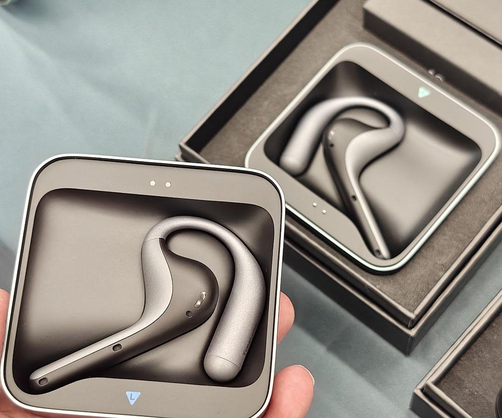 画像: 上下に分かれるケースに、それぞれ左右のイヤホンが収納されており、まるでオートバイで使用するインカムのような形状にちょっと親しみを感じる