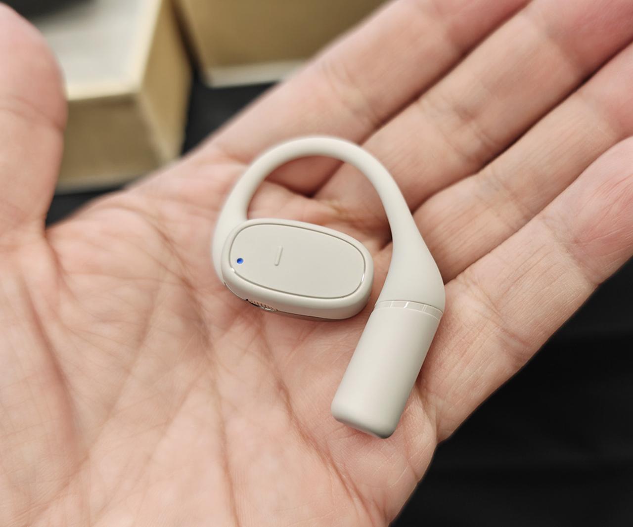 画像: 耳掛け式のオープン型イヤホンは、サウンド自体に派手さはないもののバランスの取れたサウンドが楽しめるイヤホンといったところ